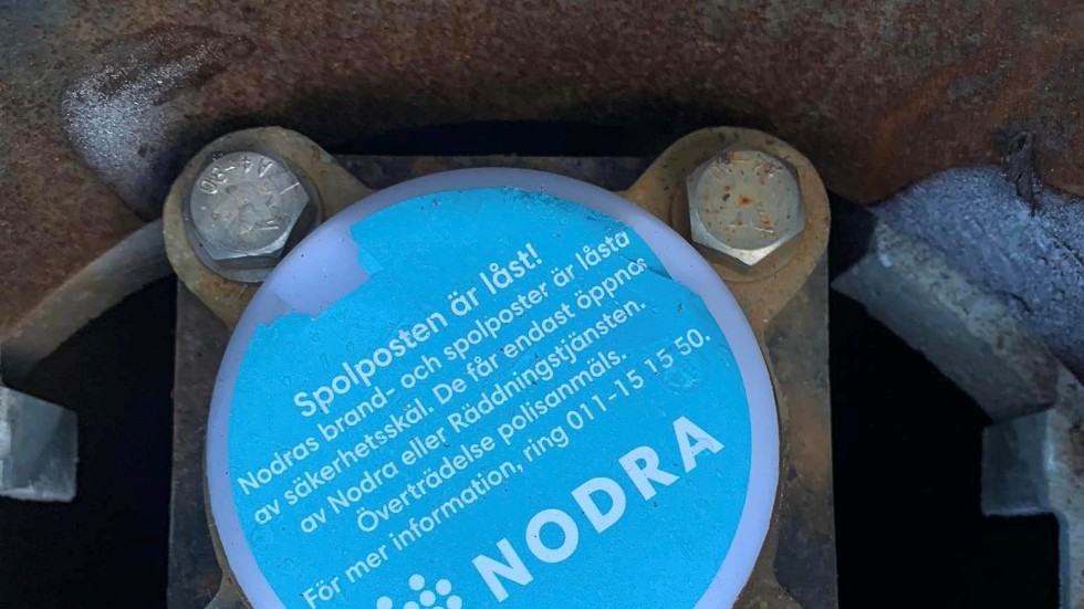 Låset som Nodra satt på spolposten vid Råsslaskolan.