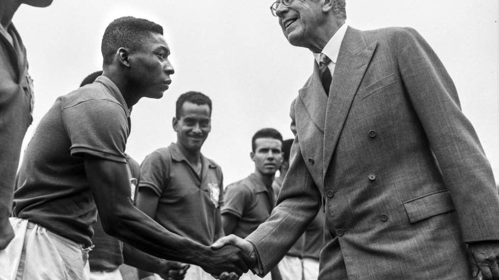 Pelé hälsar på Sveriges kung Gustaf VI Adolf inför VM-finalen i fotboll mellan Sverige och Brasilien på Råsunda fotbollsstadion i Solna den 29 juni 1958.