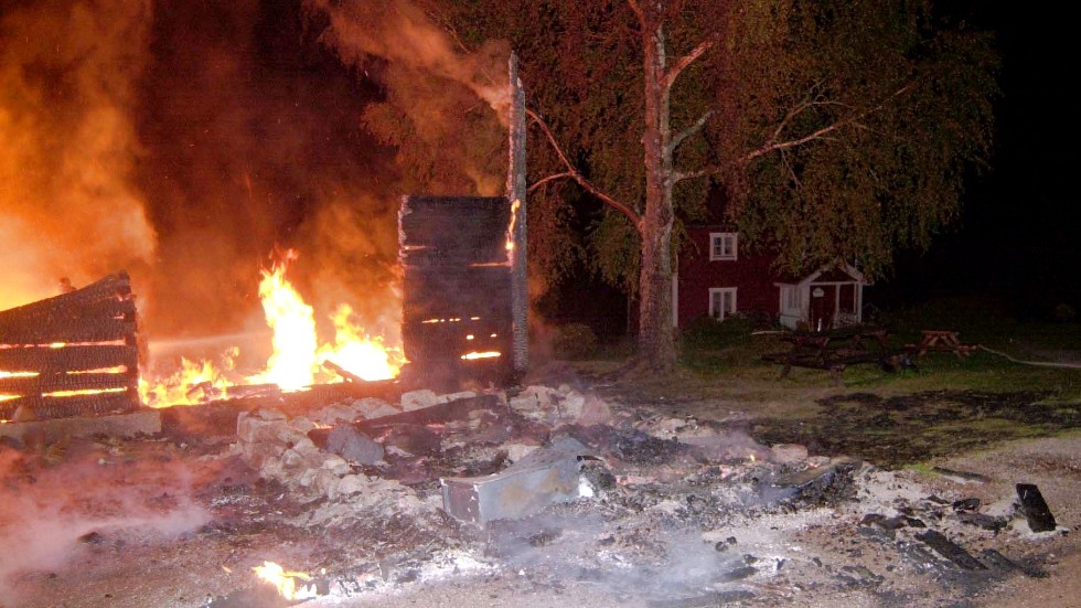 Emils Snickerboa i filmens Katthult i Gibberyd brann ner en lördagsnatt i augusti 2005. Det visade sig vara ett dåd av den ökände Gryningspyromanen från Skåne.
