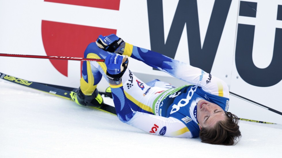 Sveriges William Poromaa fastnade med skidan i reklamskylten efter målgång i herrarnas skiathlon under skid-VM.