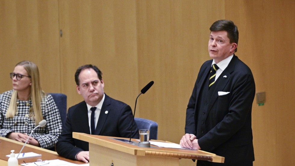Riksdagens talman Andreas Norlén talar under en ceremoni i riksdagen med anledning av årsdagen av Rysslands fullskaliga invasion av Ukraina.