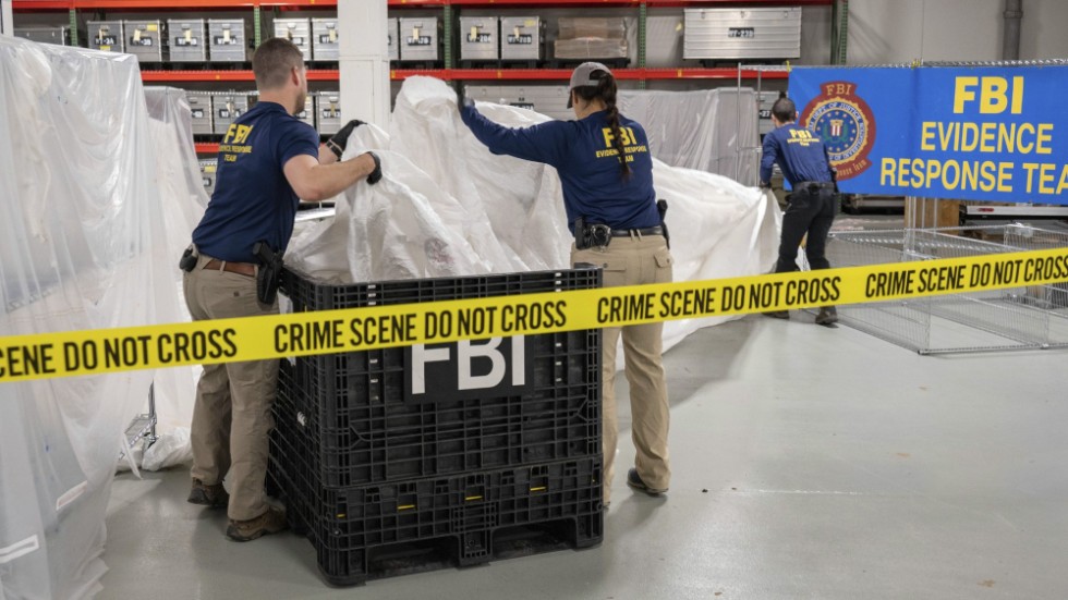 FBI:s specialagenter undersöker bevismaterial i utredningen om den misstänkta spionballongen.