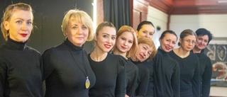 Ukrainska kvinnor på flykt i Eskilstuna ger teater 