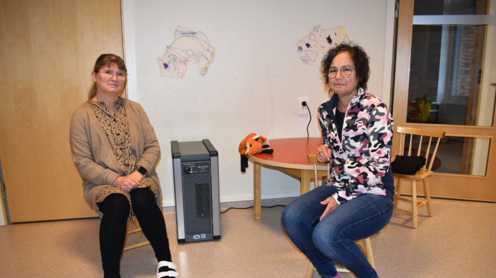 Lunden i Vimmerby är en av kommunens förskolor som får testa att använda luftrenare. "Jättebra att man satsar på det", säger Marie Hultkvist, förskollärare, och Maria Sandell, rektor.
