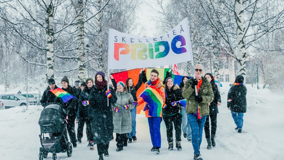 The parade started at Nordanå and then progressed through central Skellefteå to Guldtorget. Linnéa Wikman, who is one of the people holding the banner in the photo, is vice president of the RFSL in Skellefteå. She expressed joy and gratitude after the parade. "Skellefteå Pride gives me hope for the future," she said.