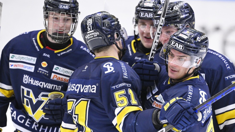 HV71-spelarna jublar efter ett mål. Klarar den klassiska Jönköpingsklubben att rädda SHL-kontraktet?