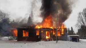 Villa totalförstörd i brand: ”Den är helt nedbrunnen”