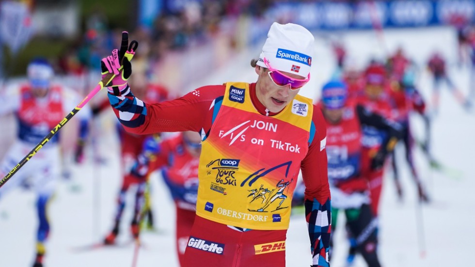 Johannes Høstflot Klæbo tog sin fjärde raka seger i Tour de Ski i och med förstaplatsen i tisdagens jaktstart i Oberstdorf.