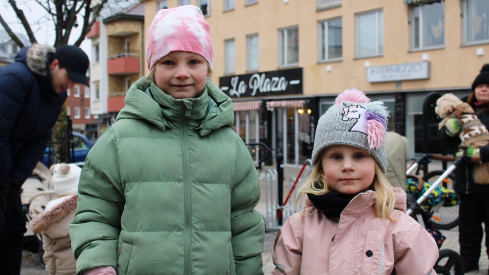 7-åriga Astrid och 4-åriga Ingrid tyckte båda att det var roligt att dansa runt granen, och att få en godispåse efteråt. "Jag tycker att göra raketen på slutet är den roligaste dansen", säger Astrid Asklöf.

