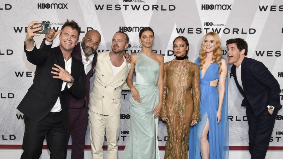 Från vänster: Luke Hemsworth, Jeffrey Wright, Aaron Paul, Angela Sarafyan, Tessa Thompson, Evan Rachel Wood och James Marsden vid premiären av "Westworlds" fjärde säsong i New York i somras.