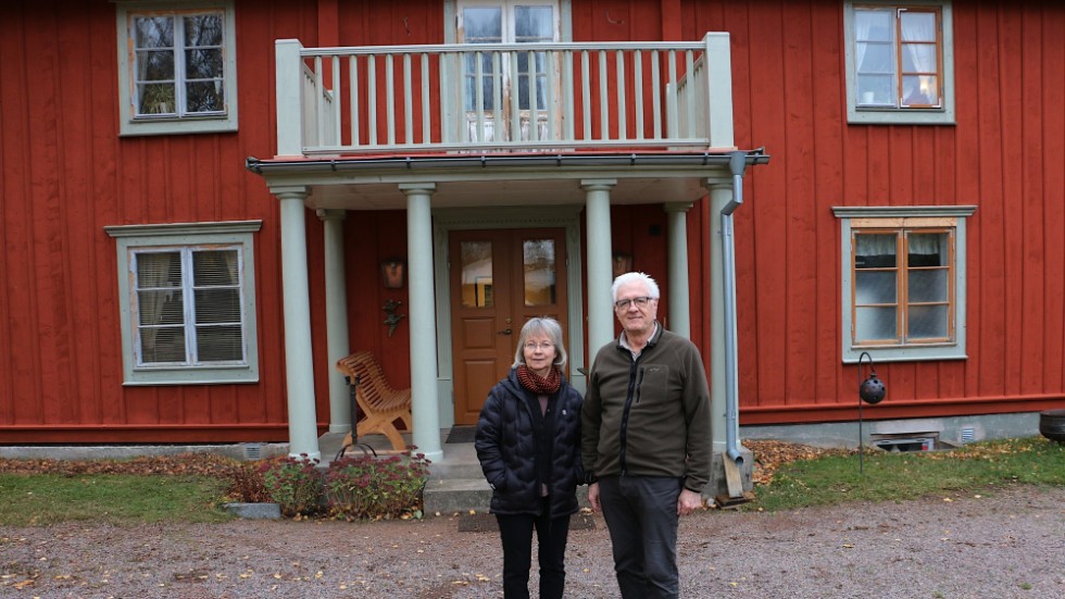Maarit och Bo Lundvall i Hultsfred belönas med miljö- och byggnadspris för sitt arbete med att renovera den gamla mangårdsbyggnaden till sitt ursprungliga skick.
