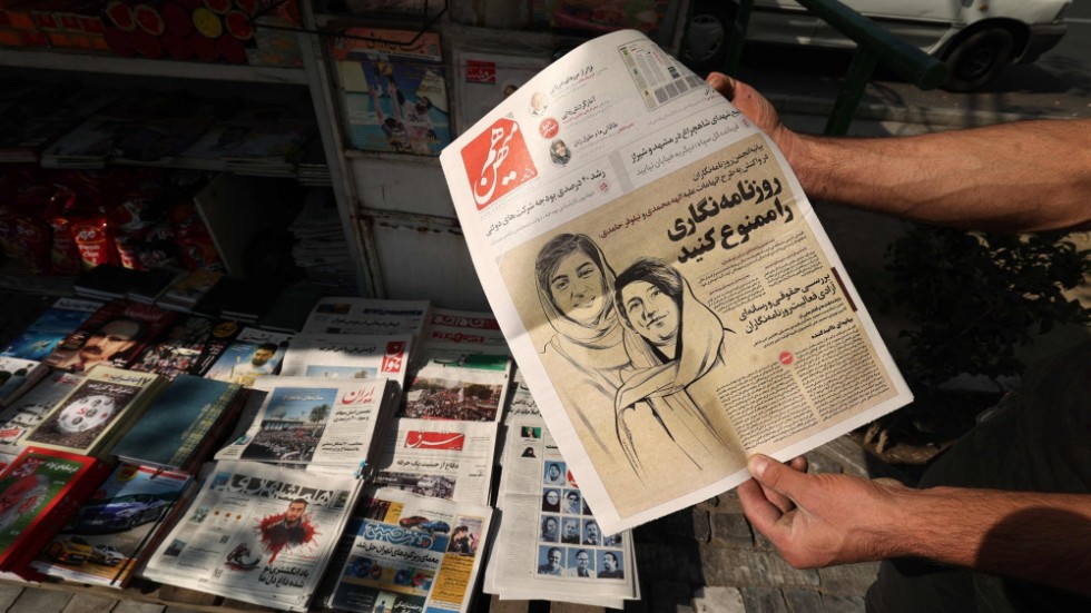Trots riskerna det medför har journalistföreningar i Iran uttryckt stöd för fängslade Niloofar Hamedi och Elahe Mohammadi. På bild tidningen Ham-Mihans upplaga den 30 oktober.