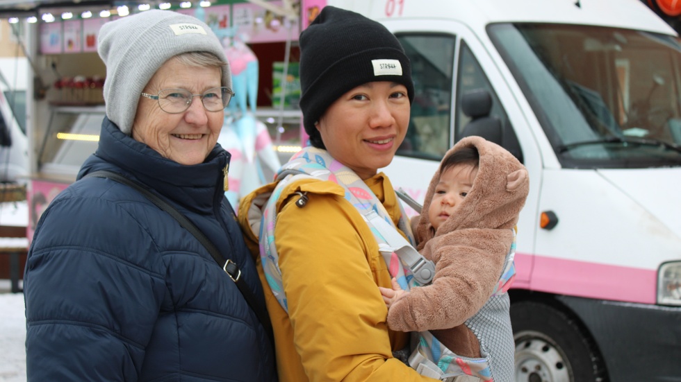 Anita Danielsson, Hang Nguyen och minstingen Alina Danielsson, 3 månader, tar en tur på marknaden innan inhandlingen av helgmat.