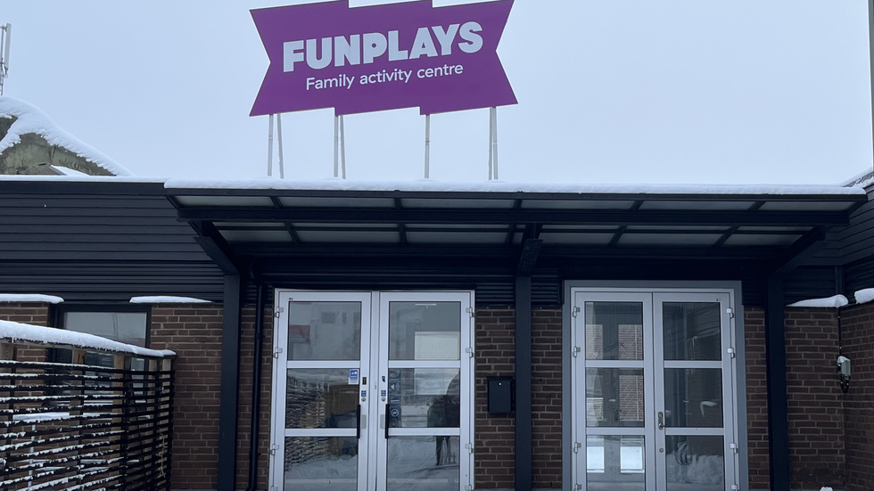 Funplays logga står nu på taket där Busfabriken låg tidigare. Ett ägarbyte är orsaken.
