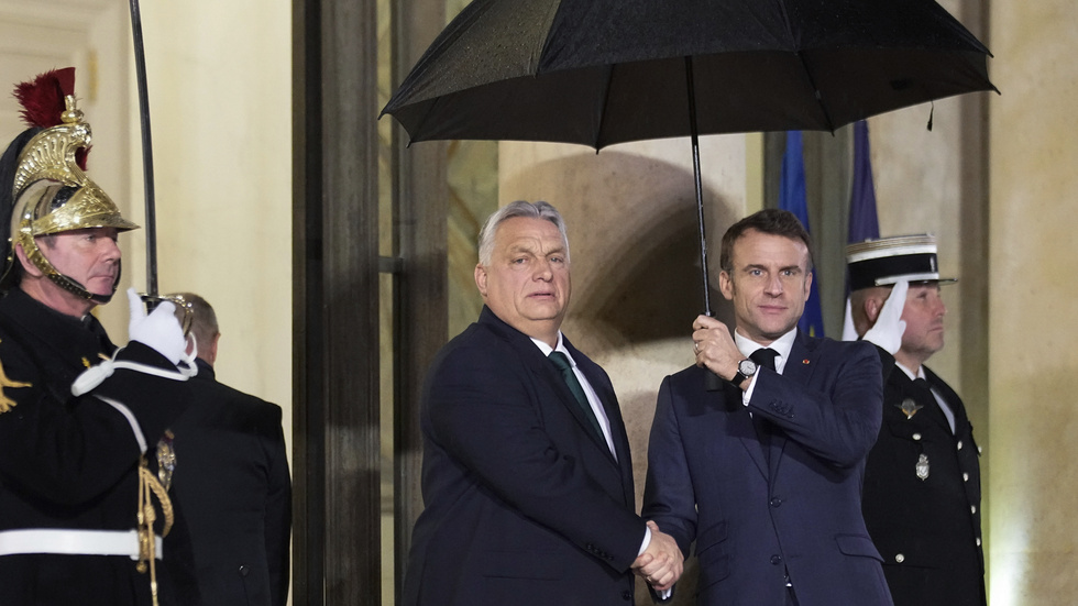 Frankrikes president Emmanuel Macron, till höger, välkomnar Ungerns premiärminister Viktor Orbán på "arbetsmiddag" i Élyséepalatset på torsdagskvällen.