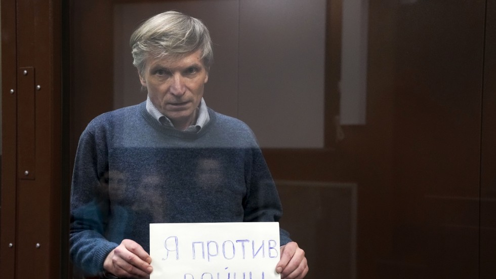 Aleksej Gorinov, lokalpolitiker i Moskva fick sju års fängelse för att han kallade kriget i Ukraina för ett krig. Skylten han höll under rättegången lyder “jag är emot kriget”.