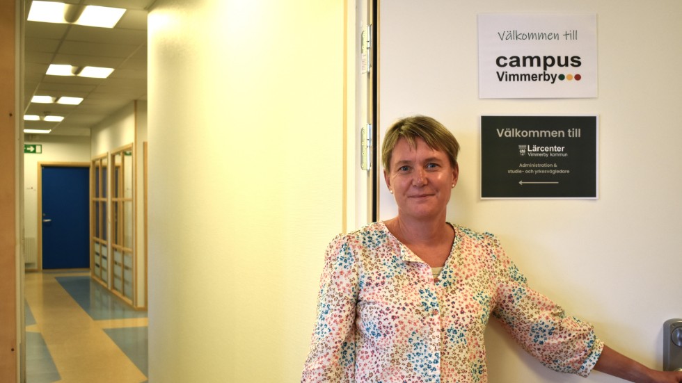 Dubbla skyltar på dörren förstärker budskapet om att Campus och Lärcenter numera är en gemensam organisation. Sara Olsson är numera både chef på Campus och rektor på Lärcenter.