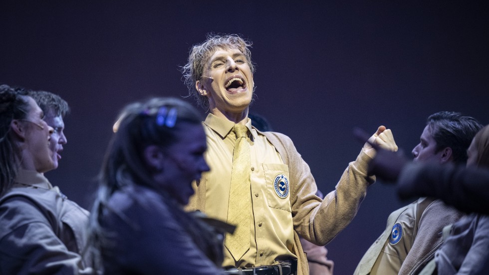 Jamie, spelad av Oscar Pierrou Lindén, i fokus i öppningsscenen av Malmö Operas nya musikal "Everybody's Talking About Jamie".