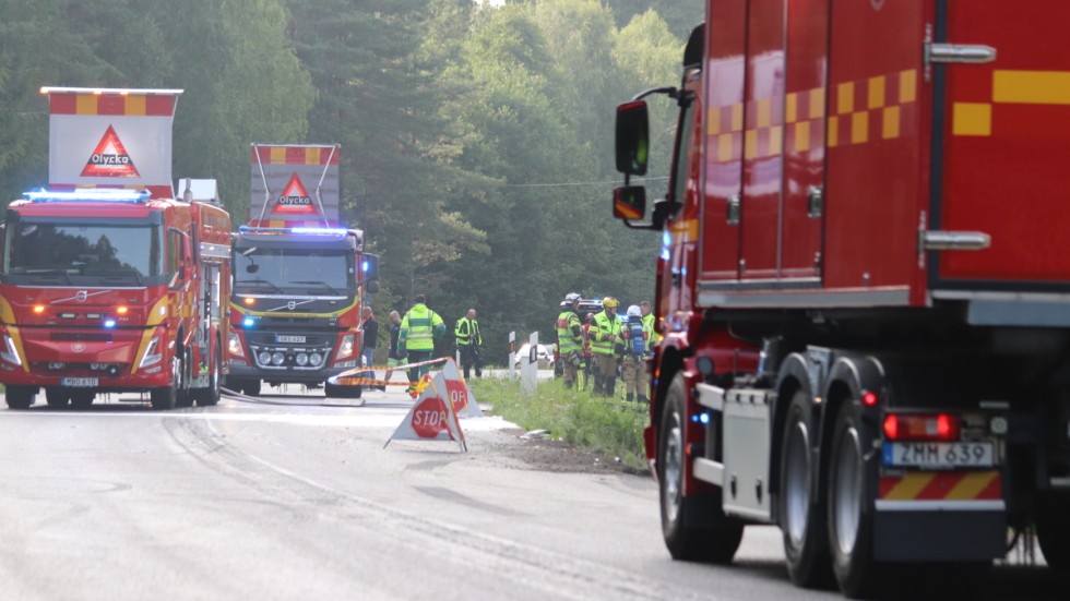 Fem män har omkommit i en trafikolycka mellan Skara och Falköping.