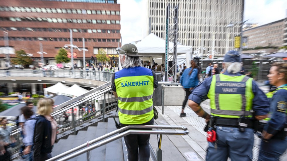 Säkerhetspersonal bevakade Kulturfestivalen i huvudstaden dagen efter att terrorhotet höjdes till en fyra på en femgradig skala.