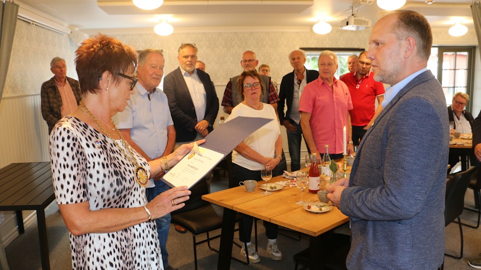 Rotayrklubbens president Ann-Britt Sköld överlämnar utmärkelsen Paul Harris Fellow till Stefan Ölvebring, Rockarkivet. En belöning för 20 års arbete med att bygga upp arkivet till en nationell angelägenhet.