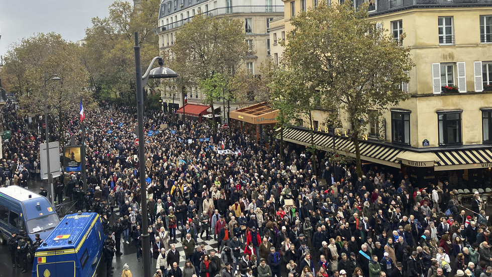 Över 100|000 personer samlades på Paris gator på söndagen.