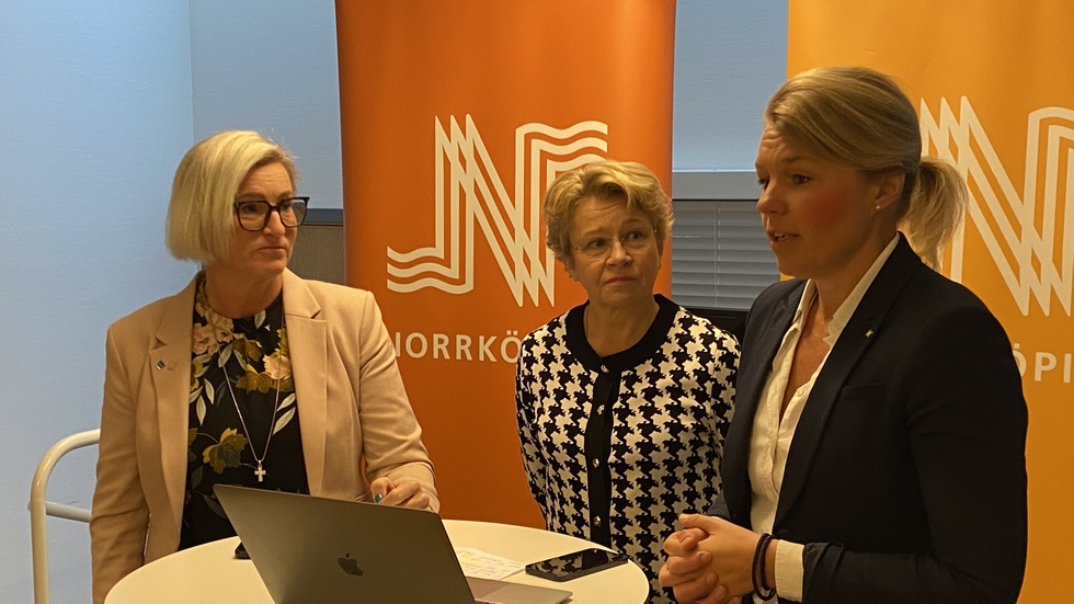 Den nya ledartrojkan för Borgerlig samverkan i Norrköping. Monica Holtstad från Liberalerna som sig bör i mitten mellan Eva-Britt Sjöberg och Sophia Jarl till höger. 
