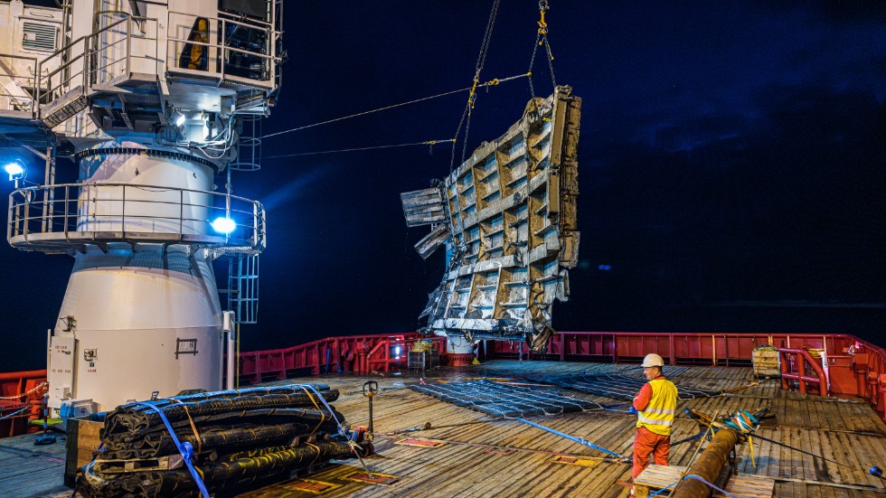 Bogrampen från vraket Estonia är på plats på fartyget Viking Reach.
