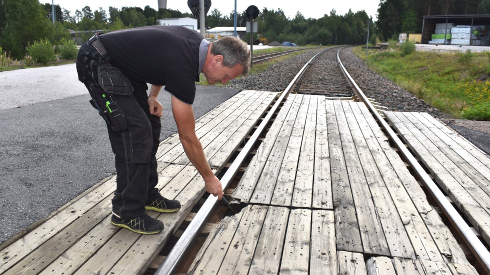 Järnvägsövergången är under all kritik och innebär en säkerhetsrisk med all tung trafik som passerar. Det anser Jan Praznik på Ansgarius Svensson AB.