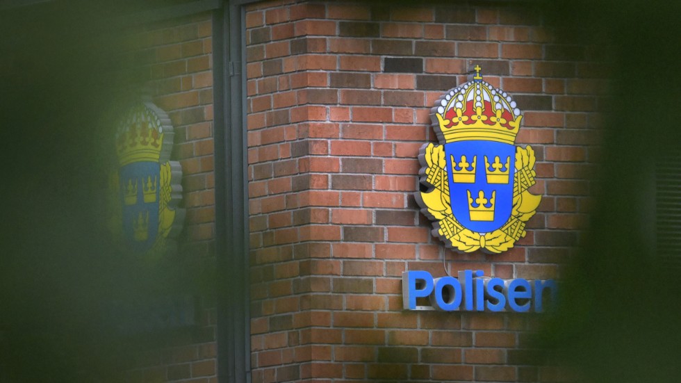 En polisstation har fått spärras av på grund av ett sprängämne. Arkivbild.