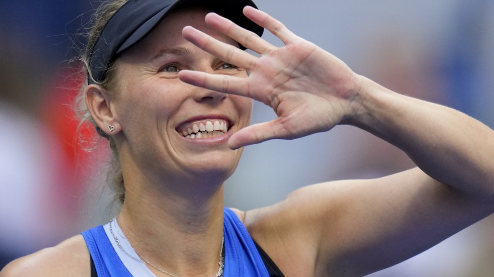 Caroline Wozniacki vinkar till supportrarna efter segern i US Open.