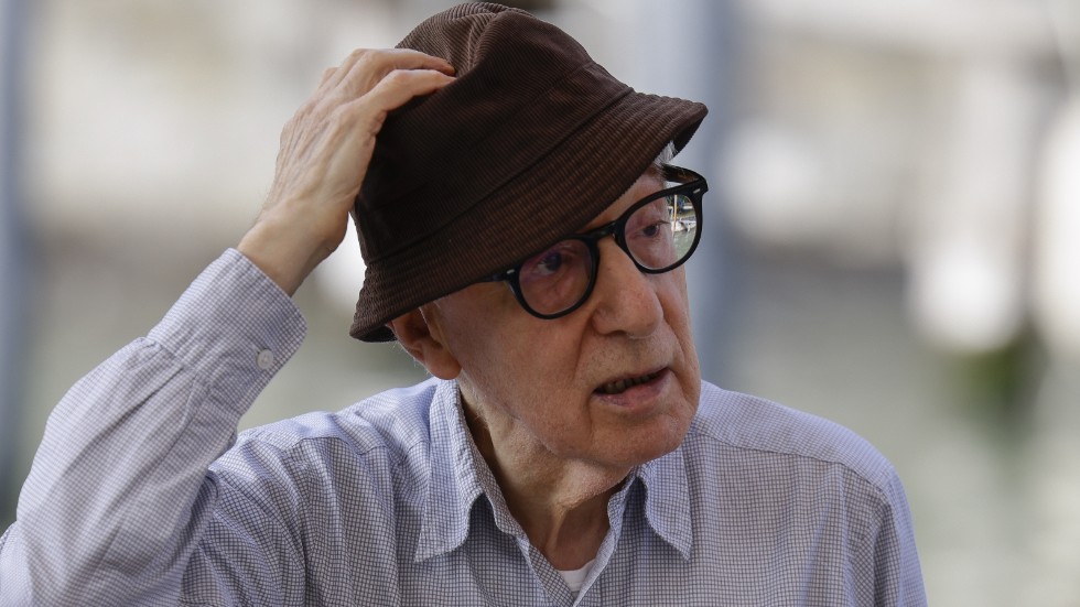Woody Allen anländer till fotograferingen inför premiären på "Coup de chance" i Venedig.