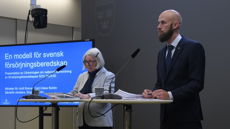Den särskilda utredaren Birgitta Böhlin tillsammans med Carl-Oskar Bohlin (M), minister för civilt försvar, i samband med att utredningen presenterades.