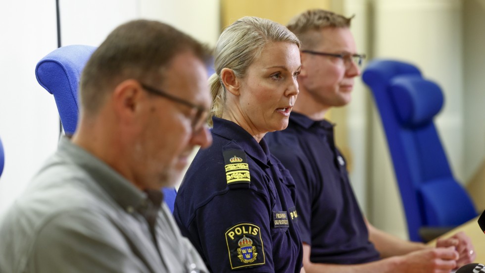 Frida Braf, lokalområdeschef för polisen (mitten), höll pressträff med Tony Georgson på Norrköpings kommun (vänster) och Per Nisser vid räddningstjänsten (höger).