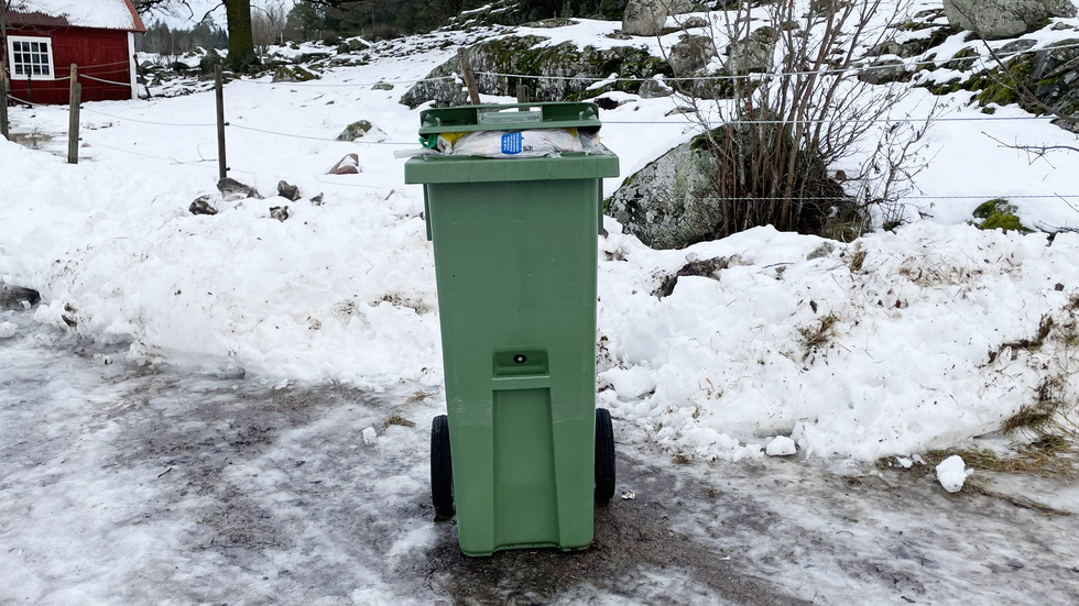 Flera hushåll i Ödeshögs kommun blev utan soptömning under fredagen. Det isiga väglaget gjorde att sopbilen inte kunde ta sig fram på vissa av de mindre vägarna ute på landsbygden.
