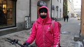 Ayan, 19, cyklar med mat till Uppsalaborna – i iskyla och snökaos