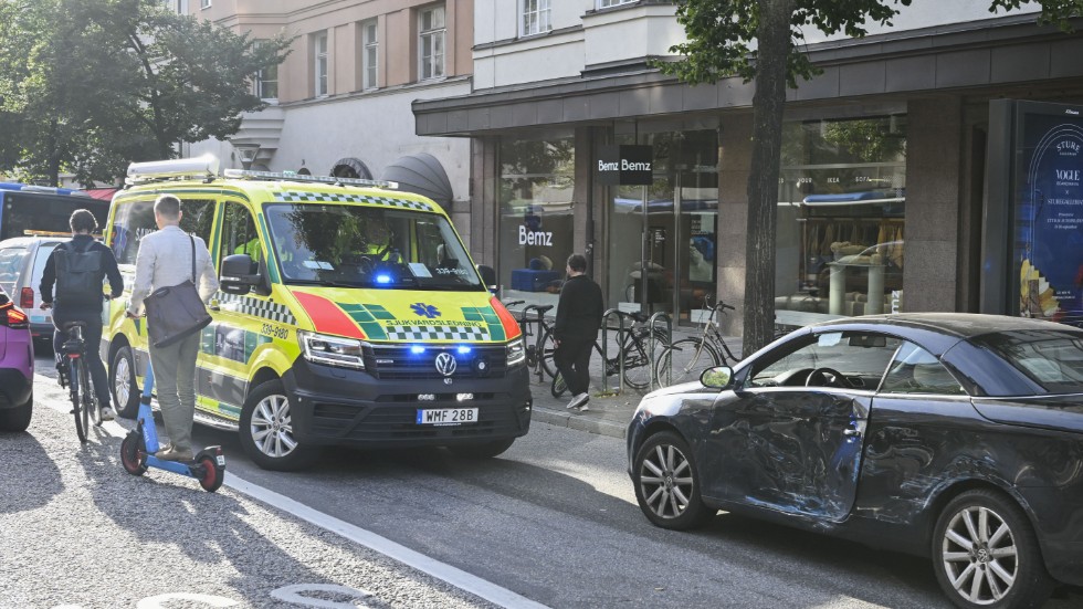 13 personer fick föras till sjukhus efter en kollision mellan en buss och personbil i centrala Stockholm under onsdagen.