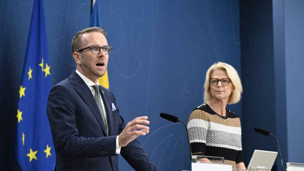 Bostadsminister Andreas Carlson (KD) och finansminister Elisabeth Svantesson (M) på en pressträff.