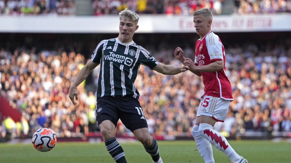 Rasmus Højlund (vänster) gjorde Premier League-debut för Manchester United i söndags mot Arsenal. Arkivbild.