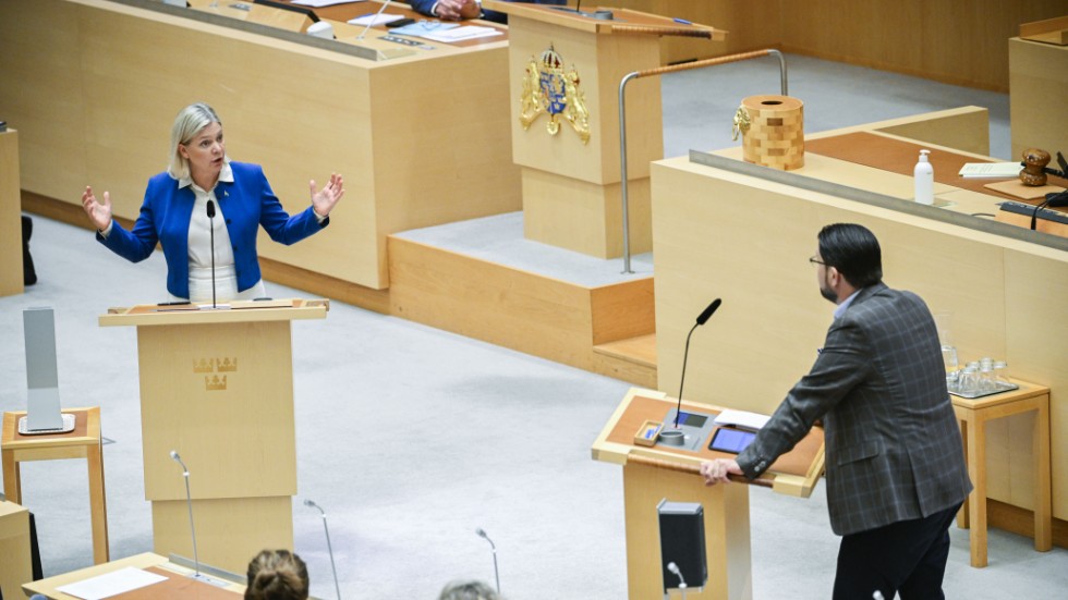 Magdalena Andersson och Jimmie Åkesson ses här vid en av alla riksdagsdebatter. Enligt Anders Jonsson som skriver på ledarsidan idag så riskerar Socialdemokraterna att ge Sverigedemokraterna onödig draghjälp i EU-valet. 