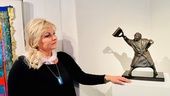 Konstnären som skapade "Med handväskan som vapen" till Eskilstuna