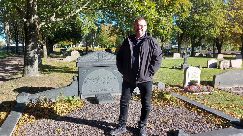 Kyrkogårdschef i Aspelands pastorat är Jörgen Petersson. Här står han på en kulturgrav i Hultsfred som återlämnats till kyrkogårdsförvaltningen.