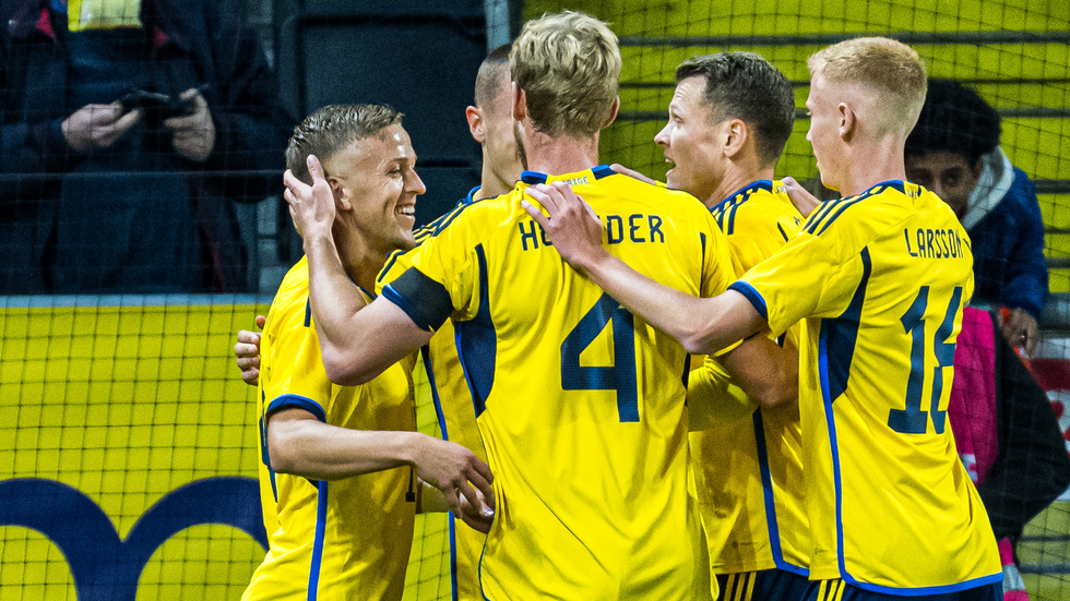 Karlsson firar ett av sina två mål med lagkamraterna.