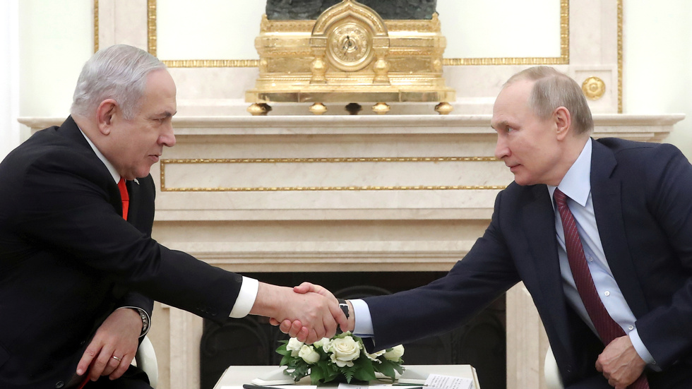 Rysslands president Vladimir Putin skakar han med Israels premiärminister Benjamin Netanyahu under ett möte i Moskva 2020.