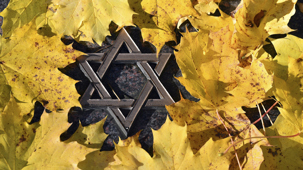 Svenska judar uppmanas nu att dölja sina Davidsstjärnor och andra judiska symboler. 