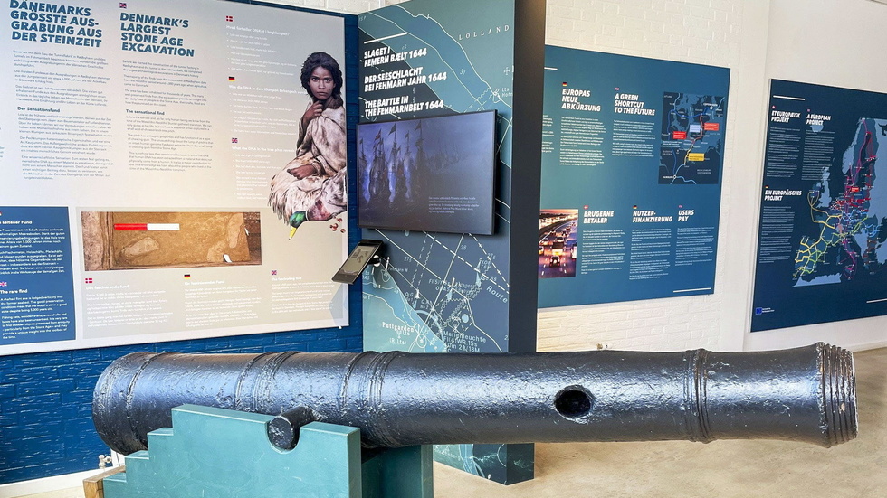 En kanon från slaget mellan Danmark och Sverige 1644 står utställd i närheten av tunnelbygget.