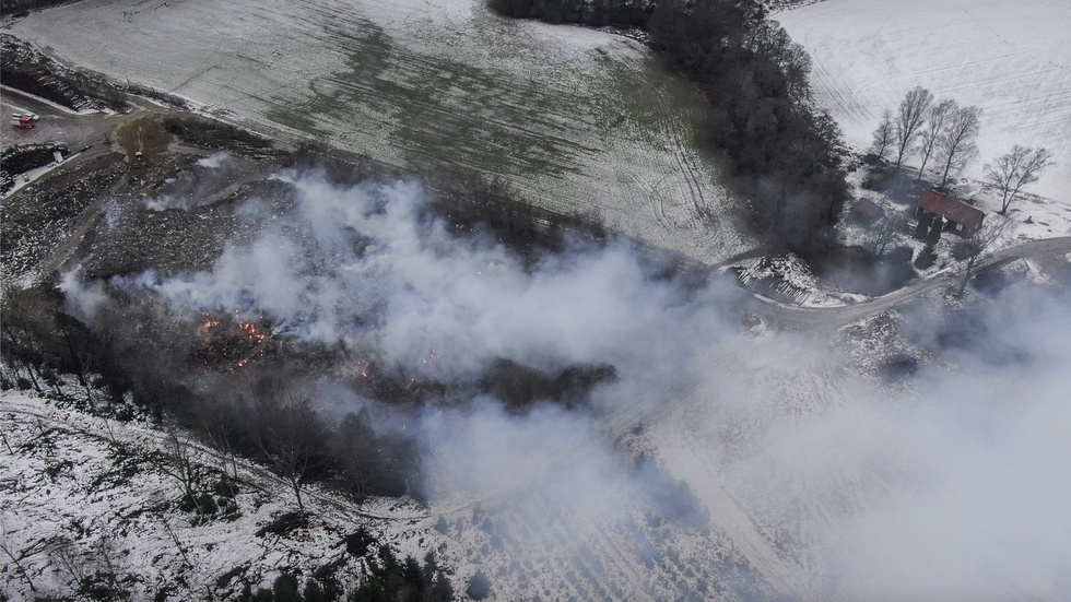Branden i en olaglig deponi i Botkyrka kommun pågick i flera månader. Arkivbild.