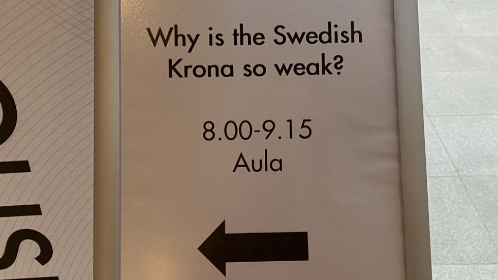 Morgonmöte om den svaga svenska kronan på Handelshögskolan i Stockholm. 