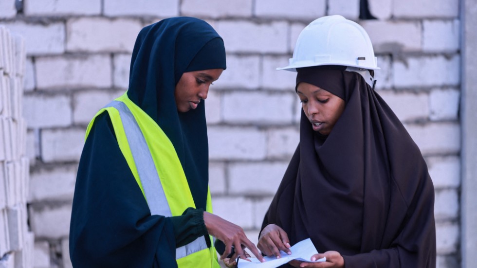 Civilingengörerna Faduma Mohamed Ali och Fathi Mohamed Abdi vid ett bygge i Somalias huvudstad Mogadishu.