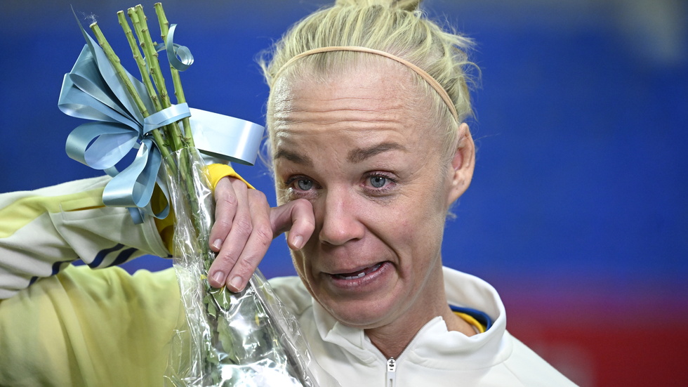 En tårögd Caroline Seger efter sin sista landskamp.
